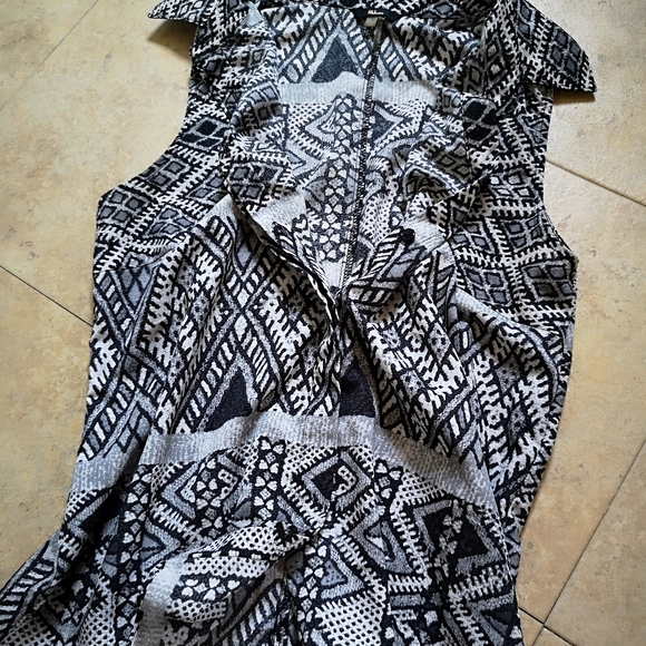 🔵3/$30 Cute lightweight Button Up High Low Top - Picture 2 of 14